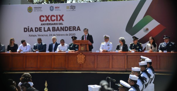   Titulares del Poder Judicial y Legislativo, así como secretarios de despacho, escoltas de escuelas, docentes y padres de familia estuvieron presentes. 