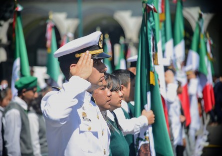   Titulares del Poder Judicial y Legislativo, así como secretarios de despacho, escoltas de escuelas, docentes y padres de familia estuvieron presentes. 