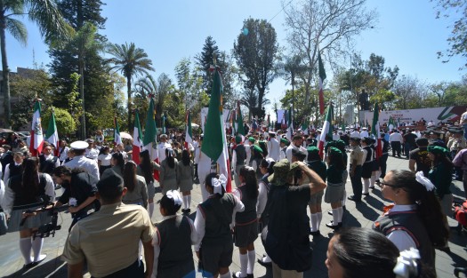 En compañía de autoridades navales, militares y estatales, el gobernador Cuitláhuac García encabezó la conmemoración por el Día de la Bandera en el parque Juárez de la ciudad de Xalapa. 