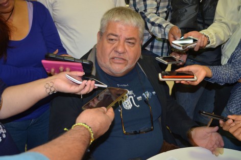 El Delegado Federal en Veracruz,Manuel Huerta, supervisó personalmente la entrega de becas Benito Juárez en el Cobaev 12 de Córdoba, esta mañana de martes.  
