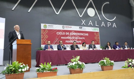 A fin de conocer las nuevas estrategias y disposiciones legales en materia de gasto federalizado, así como tener administraciones transparentes y que rindan cuentas, servidores públicos estatales y municipales recibieron capacitación mediante el Ciclo de Conferencias Magistrales del Gasto Federalizado.