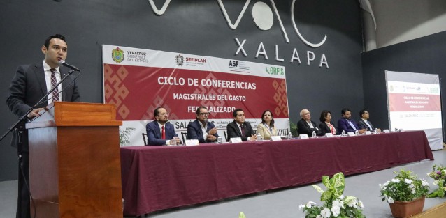 El titular de la SEFIPLAN, José Luis Lima Franco, acompañado del representante de la Auditoría Superior de la Federación (ASF), David Rogelio Colmenares Páramo, reiteró que una de las prioridades es la aplicación de recursos con orden, transparencia y apego en los principios de disciplina financiera. 