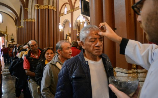 Unos por devoción, y otros por tradición, acuden este día a los templos católicos a recibir el signo de la Ceniza, el cual tiene el significado de arrepentimiento y enmienda, para iniciar así la Cuaresma. 