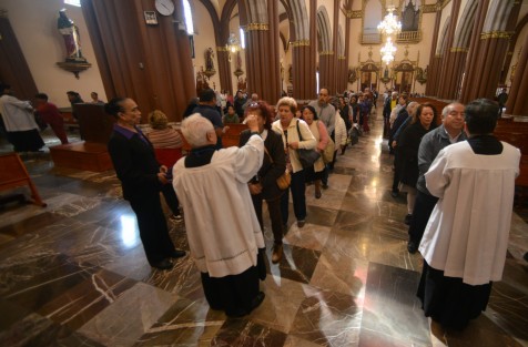 Unos por devoción, y otros por tradición, acuden este día a los templos católicos a recibir el signo de la Ceniza, el cual tiene el significado de arrepentimiento y enmienda, para iniciar así la Cuaresma. 