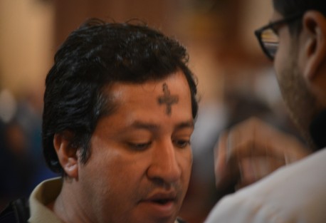 Unos por devoción, y otros por tradición, acuden este día a los templos católicos a recibir el signo de la Ceniza, el cual tiene el significado de arrepentimiento y enmienda, para iniciar así la Cuaresma.  