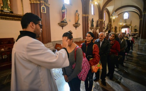Unos por devoción, y otros por tradición, acuden este día a los templos católicos a recibir el signo de la Ceniza, el cual tiene el significado de arrepentimiento y enmienda, para iniciar así la Cuaresma.  
