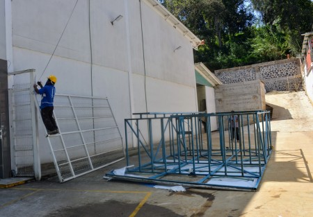 Debido a las fuertes rachas de viento ocasionadas por el frente frío 41, hubo varios  árboles caídos en distintos puntos de la ciudad de Xalapa;  una estructura metálica, postes de alumbrado y hasta el techo  de una escuela colapsaron. Se espera que conforme avance la tarde, los vientos disminuyan