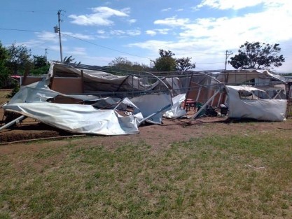 El techo de la telesecundaria Margarita Morán Veliz, de la reserva el Tronconal de Xalapa, voló y volcó con las ráfagas de viento, ocasionando que los muros colisionaran. 