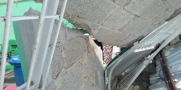 El techo de la telesecundaria Margarita Morán Veliz, de la reserva el Tronconal de Xalapa, voló y volcó con las ráfagas de viento, ocasionando que los muros colisionaran. 