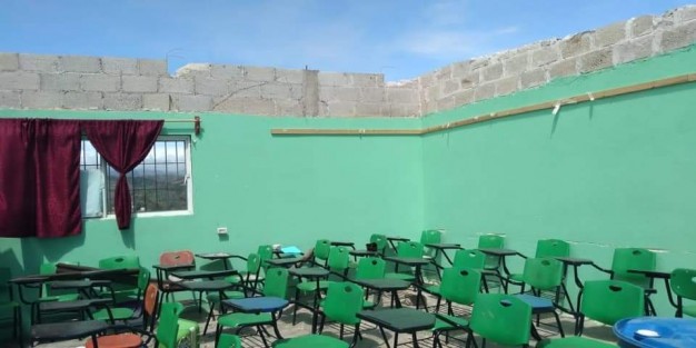 El techo de la telesecundaria Margarita Morán Veliz, de la reserva el Tronconal de Xalapa, voló y volcó con las ráfagas de viento, ocasionando que los muros colisionaran. 