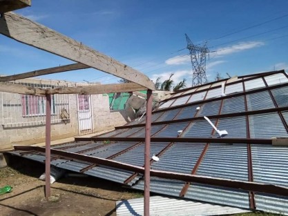 El techo de la telesecundaria Margarita Morán Veliz, de la reserva el Tronconal de Xalapa, voló y volcó con las ráfagas de viento, ocasionando que los muros colisionaran. 