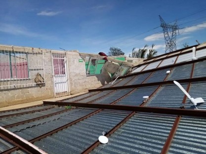 El techo de la telesecundaria Margarita Morán Veliz, de la reserva el Tronconal de Xalapa, voló y volcó con las ráfagas de viento, ocasionando que los muros colisionaran. 