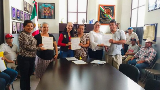 En Teocelo se realizó la entrega de 31 constancias de domicilio a ciudadanos de Comunidades de ese Municipio. La Síndica Municipal Zayra de Carmen Martínez Andrade, la Presidenta del Sistema Municipal DIF Teocelo, Mara Chama Villa y la Secretaria de Ayuntamiento, Trinidad Martínez Larios,  entregaron los documentos que serán de importante ayuda para trámites y servicios de la ciudadanía.