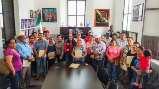 En Teocelo se realizó la entrega de 31 constancias de domicilio a ciudadanos de Comunidades de ese Municipio. La Síndica Municipal Zayra de Carmen Martínez Andrade, la Presidenta del Sistema Municipal DIF Teocelo, Mara Chama Villa y la Secretaria de Ayuntamiento, Trinidad Martínez Larios,  entregaron los documentos que serán de importante ayuda para trámites y servicios de la ciudadanía.