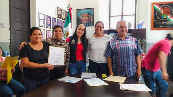 En Teocelo entregan constancias de domicilio a ciudadanos. 