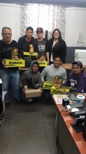 Por instrucción de Alcalde Mario Chama Díaz, la Secretaria de Ayuntamiento, Trinidad Martínez Larios, hizo entrega de calzado táctico y de trabajo a personal de Servicios Generales de nuestro Municipio, esta dotación de pares de botas son con el objetivo de fortalecer las actividades diarias y brindar seguridad en el desempeño de sus labores.  