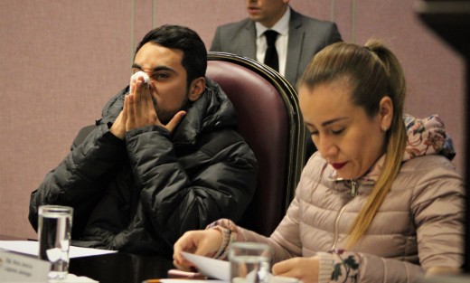 El subsecretario de Salud, Hugo López Gatell, informó que ante el registro de los primeros casos de COVID-19 en México, aunque aún no es emergente, sería prudente comenzar a limitar los saludos de mano y beso, y cuidados al estornudar.  Imagen netamente ilustrativa. 