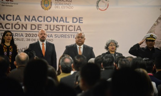 En el evento inaugural, el Secretario de Gobierno, Eric Cisneros Burgos, dejó en claro que para abatir la incidencia delictiva es necesario unir fuerzas, voluntades, capacidades y experiencias, generando sinergias que favorezcan a los gobiernos y a la población. Y reconoció el compromiso de la Encargada del Despacho de la FGE Veracruz, quien desde su llegada abatió en un 96% el rezago de más de 30 mil carpetas de investigación. 