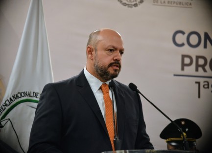 Roberto Andrés Ochoa Romero,  titular de la Subprocuraduría de Control Regional Procedimientos Penales y Amparo, aseguró que en la región sureste se emprenden acciones para disminuir los feminicidios, respaldando la propuesta del Fiscal General de la República para incentivar reformas legales que tengan como resultado fortalecer y homologar este tipo penal.  