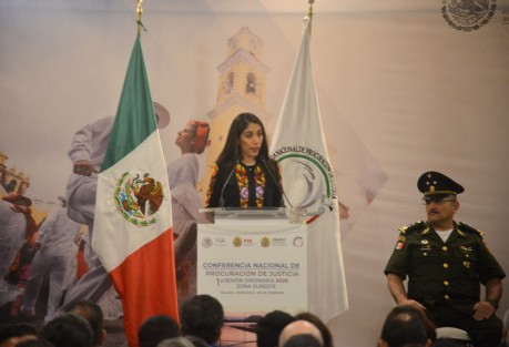 La Encargada del Despacho de la Fiscalía General del Estado (FGE), Verónica Hernández Giadans, señaló que mediante estrategias de coordinación y cruce eficaz de información es que se crean lineamientos que garantizan el ejercicio de procuración de justicia, partiendo de la erradicación de vicios estructurales que sólo abonan a la corrupción e impunidad.
