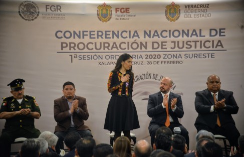 La Encargada del Despacho de la Fiscalía General del Estado (FGE), Verónica Hernández Giadans, señaló que mediante estrategias de coordinación y cruce eficaz de información es que se crean lineamientos que garantizan el ejercicio de procuración de justicia, partiendo de la erradicación de vicios estructurales que sólo abonan a la corrupción e impunidad.