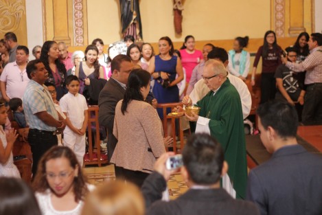 Ante la llegada del COVID -19 a México, la Conferencia del Episcopado Mexicano llama a sacerdotes a modificar los ritos durante las misas, omitiendo el saludo de paz, físicamente; así como a distribuir la comunión en la mano.  