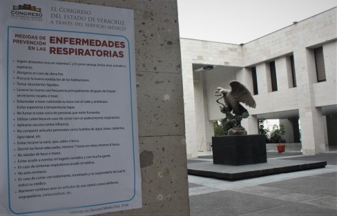 Este viernes fueron colocados en el Palacio Legislativo carteles con recomendaciones a seguir en caso de enfermedades respiratorias, al parecer debido a la confirmación de los primeros casos de COVID-19 en el país. 