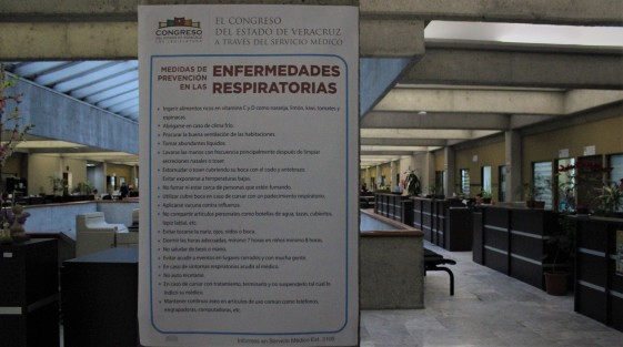 Este viernes fueron colocados en el Palacio Legislativo carteles con recomendaciones a seguir en caso de enfermedades respiratorias, al parecer debido a la confirmación de los primeros casos de COVID-19 en el país. 