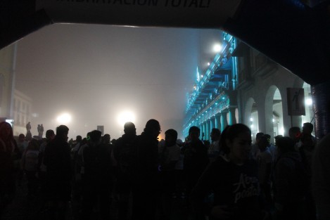 Teniendo como marco  una noche muy xalapeña, se llevó a cabo este sábado la carrera Glow Run 5K, por céntricas calles de la capital veracruzana.