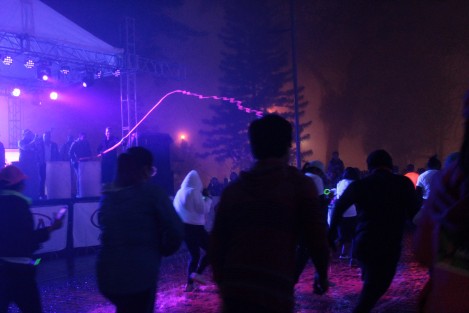 Teniendo como marco  una noche muy xalapeña, se llevó a cabo este sábado la carrera Glow Run 5K, por céntricas calles de la capital veracruzana.