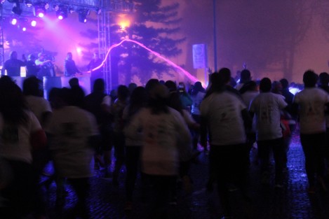Teniendo como marco  una noche muy xalapeña, se llevó a cabo este sábado la carrera Glow Run 5K, por céntricas calles de la capital veracruzana.