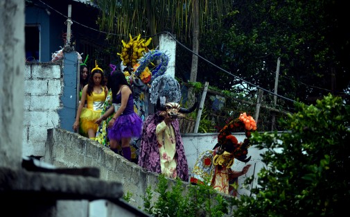 Este fin de semana, la comunidad de Almolonga, municipio de Naolinco Veracruz, se olvidó de los problemas y dieron  paso a la alegría con su tradicional carnaval que recorre las calles de esta pequeña comunidad llena de magia y color.  