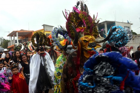 Este fin de semana, la comunidad de Almolonga, municipio de Naolinco Veracruz, se olvidó de los problemas y dieron  paso a la alegría con su tradicional carnaval que recorre las calles de esta pequeña comunidad llena de magia y color.  