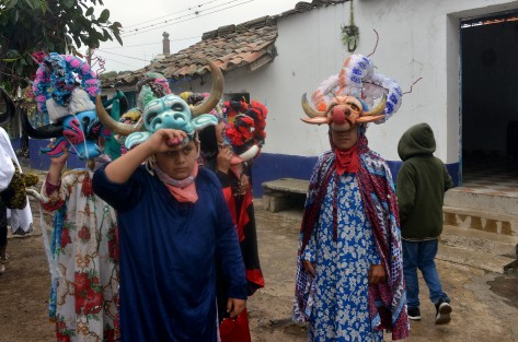 Este fin de semana, la comunidad de Almolonga, municipio de Naolinco Veracruz, se olvidó de los problemas y dieron  paso a la alegría con su tradicional carnaval que recorre las calles de esta pequeña comunidad llena de magia y color.  