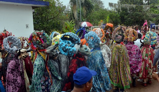 Este fin de semana, la comunidad de Almolonga, municipio de Naolinco Veracruz, se olvidó de los problemas y dieron  paso a la alegría con su tradicional carnaval que recorre las calles de esta pequeña comunidad llena de magia y color.  