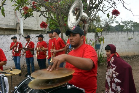 Este fin de semana, la comunidad de Almolonga, municipio de Naolinco Veracruz, se olvidó de los problemas y dieron  paso a la alegría con su tradicional carnaval que recorre las calles de esta pequeña comunidad llena de magia y color.  