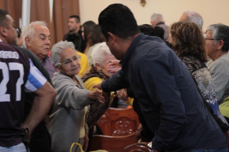 Pese a darse a conocer por la Conferencia del Episcopado Mexicano la recomendación de suspender en las celebraciones religiosas católicas el saludo de paz, mano a mano, en la oficiada por el arzobispo de Xalapa, Hipólito Reyes en Catedral, esta práctica no se suspendió. En otras iglesias la recomendación sí se aplicó.
