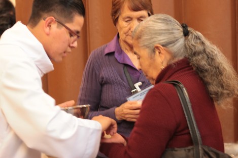 En cuanto a la distribución de la hostia, mientras en otras iglesias sí se hizo para todos en la mano, en la Catedral de Xalapa sólo a algunos, quienes así los solicitaron, se les entregó en la mano para que ellos mismos la pusieran en su boca; la mayoría la recibió en la boca.
