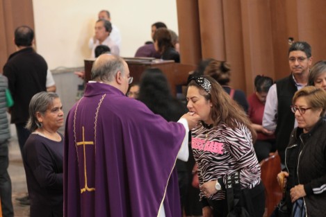 En cuanto a la distribución de la hostia, mientras en otras iglesias sí se hizo para todos en la mano, en la Catedral de Xalapa sólo a algunos, quienes así los solicitaron, se les entregó en la mano para que ellos mismos la pusieran en su boca; la mayoría la recibió en la boca.