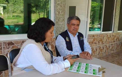 El día de hoy el Alcalde de Teocelo, Mario Antonio Chama Díaz, recibió en su domicilio al personal del INEGI y de la Dirección Regional Oriente de la Coordinación Estatal, quienes estarán recorriendo con un amplio equipo de entrevistadores todo el municipio, casa por casa, realizando el Censo de Población y Vivienda, que llevarán a cabo todo este mes de marzo. 