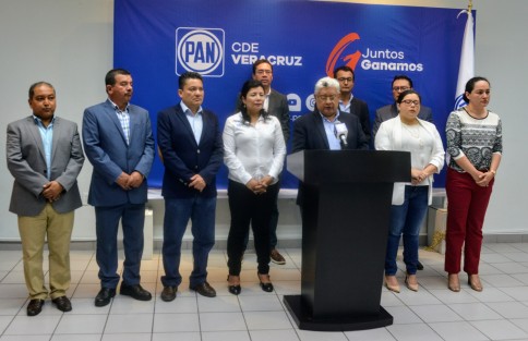 El Presidente del Comité Directivo Estatal del PAN en Veracruz, Joaquín Guzmán Avilés, advirtió que si el gobierno de Morena no ha sido capaz de garantizar la seguridad de las y los veracruzanos, ni de otorgar atenciones oportunas a padecimientos como el dengue o la influenza, tampoco podrá hacer frente al coronavirus. 
