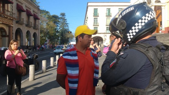 Francisco A. P., de 35 años, fue bajado de la combi por pasajeros y posteriormente detenido por la Guardia Nacional, luego de que una joven de 21 años lo señalara de sacarle fotos durante el viaje. Al revisarle el celular, efectivamente tenía imágenes, por lo que fue trasladado por los elementos de seguridad.