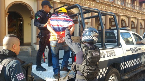 Francisco A. P., de 35 años, fue bajado de la combi por pasajeros y posteriormente detenido por la Guardia Nacional, luego de que una joven de 21 años lo señalara de sacarle fotos durante el viaje. Al revisarle el celular, efectivamente tenía imágenes, por lo que fue trasladado por los elementos de seguridad.