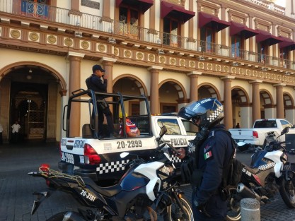 Francisco A. P., de 35 años, fue bajado de la combi por pasajeros y posteriormente detenido por la Guardia Nacional, luego de que una joven de 21 años lo señalara de sacarle fotos durante el viaje. Al revisarle el celular, efectivamente tenía imágenes, por lo que fue trasladado por los elementos de seguridad.