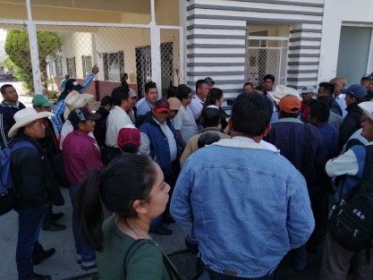 Productores de naranja del municipio de Papantla se manifestaron en la las oficinas de la SEDARPA, solicitando al titular de la dependencia, Eduardo Cadena Cerón, los incluya en el apoyo del <em>Seguro Catastrófico</em>, ya que por la sequía del año pasado fueron afectadas 26 mil has. de naranja, manifestó el comisariado ejidal de Agua Dulce, Amitai Martínez Cruz.