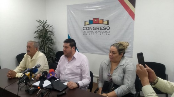 El diputado local Erik Iván Aguilar, en rueda de prensa, dijo: <em>Si mañana caigo yo, es casi irremediable que la oposición caiga conmigo</em>.  Esto previo a la votación de este miércoles que lo desaforaría. Pidió a PRI, PRD, PAN y hasta a la familia Yunes Linares, que lo apoyen.