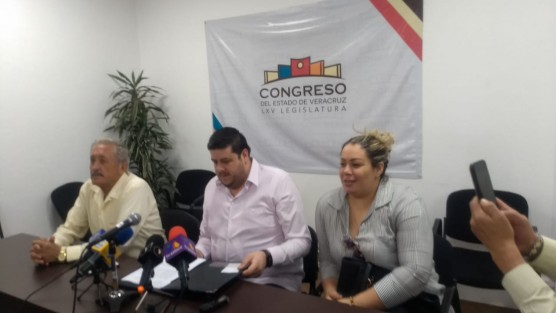 El diputado local Erik Iván Aguilar, en rueda de prensa, dijo: <em>Si mañana caigo yo, es casi irremediable que la oposición caiga conmigo</em>.  Esto previo a la votación de este miércoles que lo desaforaría. Pidió a PRI, PRD, PAN y hasta a la familia Yunes Linares, que lo apoyen. 
