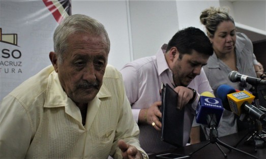 Acompañado de su papá y hermana, el diputado local Erik Iván Aguilar invitó a sus pares a razonar su voto este miércoles, en que podría aprobarse su desafuero.  