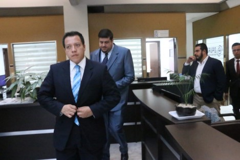 Minutos antes de la una de la tarde dio inicio la sesión extraordinaria del Congreso local en la que se votaría el desafuero del todavía diputado Erik Iván Aguilar; en caso de alcanzar la votación, perderá el cargo y la Fiscalía estaría para detenerlo.
