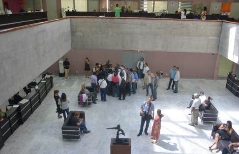 Minutos antes de la una de la tarde dio inicio la sesión extraordinaria del Congreso local en la que se votaría el desafuero del todavía diputado Erik Iván Aguilar; en caso de alcanzar la votación, perderá el cargo y la Fiscalía estaría para detenerlo.